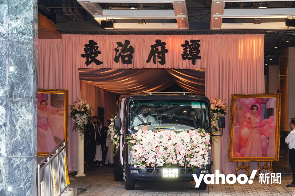 《Yahoo 新聞》直擊蔡天鳳今日（19日）出殯，丈夫「譚仔」Chris 捧車頭相上靈車，另有兩名家屬跟車。