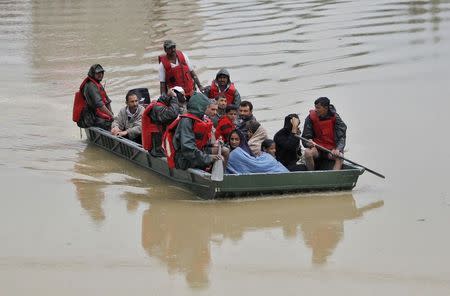 Local residents are evacuated to higher ground by Indian army personnel in Srinagar September 6, 2014. REUTERS/Danish Ismail