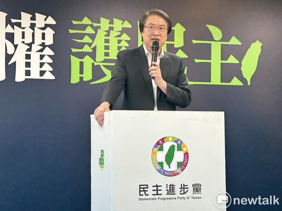  民進黨秘書長林右昌宣布將啟動全台「反濫權 護民主」宣講活動。 圖：黃宣尹攝 