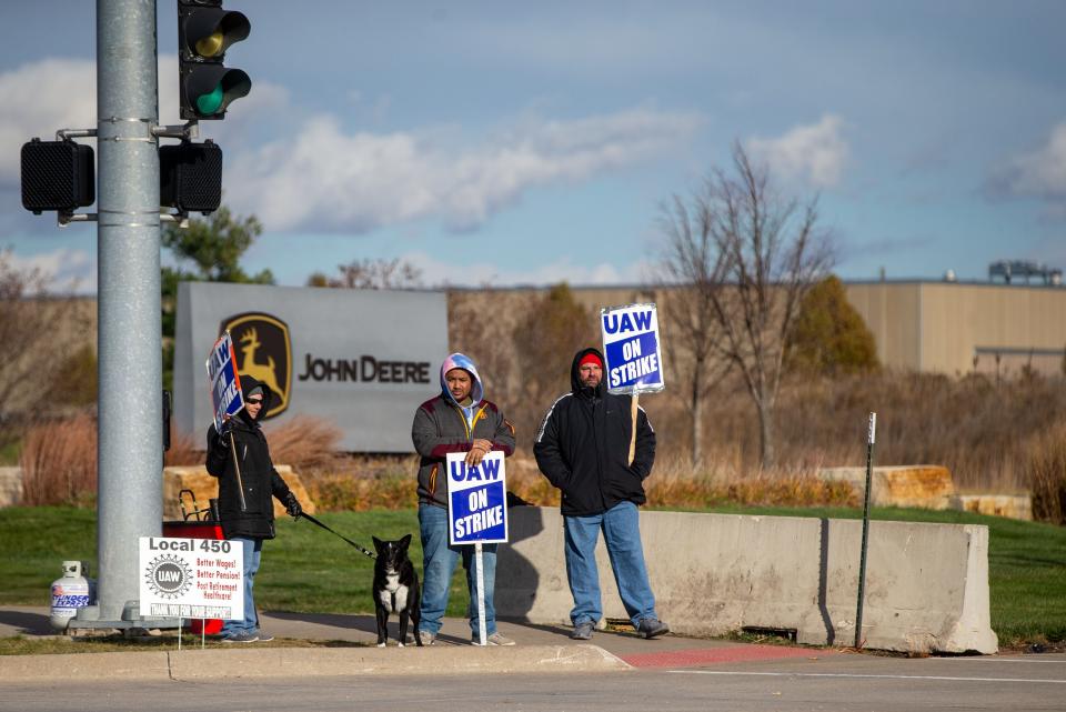 Workers with the UAW picket outside of John Deere Des Moines Works in Ankeny, Thursday, Nov. 11, 2021.