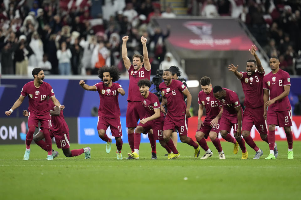 Jugadores de Qatar celebran tras vencer a Uzbekistán en los cuartos de final de la Copa Asiática en el Estadio Al Bayt en Al Khor, Qatar, el sábado 3 de febrero del 2024. (AP Foto/Aijaz Rahi)
