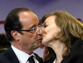 Quand Valérie Trierweiler embrasse François Hollande sur France 2. AFP