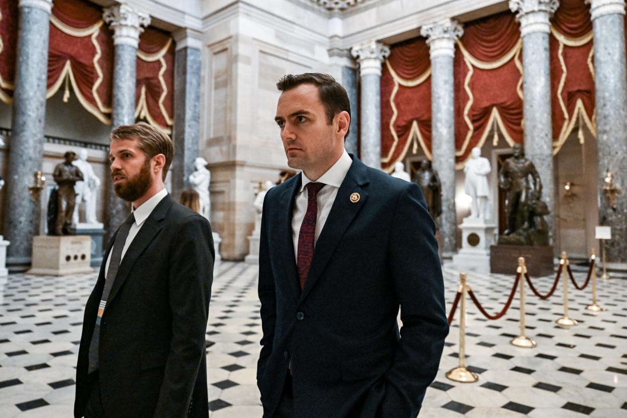 Mike Gallagher, a la derecha, representante republicano por Wisconsin, es uno de los principales defensores del proyecto de ley de TikTok en la Cámara. (Kenny Holston/The New York Times)