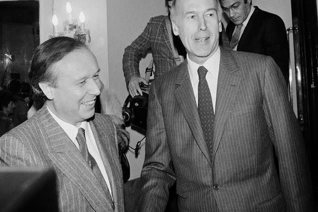 <p>Jean-Claude Gaudin, futur maire de Marseille, accueille Valéry Giscard d'Estaing pour un déjeuner des députés UDF à l'hôtel Lutetia, le 17 décembre 1981. Quelques mois plus tard, l'ex-président formalisera son retour en politique en remportant l'élection cantonale à Chamalières.</p>