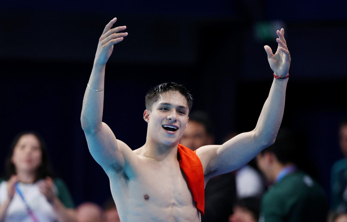 Osmar Olvera Ibarra, del equipo de México, celebra después de ganar el bronce en la final de trampolín de 3 m masculino en el día trece de los Juegos Olímpicos de París 2024 en el Centro Acuático el 8 de agosto de 2024 en París, Francia. (Foto de Adam Pretty/Getty Images)