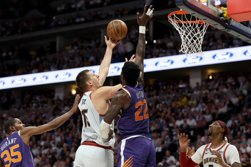 Deandre Ayton（防守者）防守Nikola Jokic（出手者）的效果不佳。（Photo by Matthew Stockman/Getty Images）