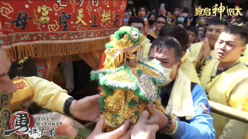 恭迎山邊媽祖安座北港朝天宮神龕。（圖／寶島神很大）