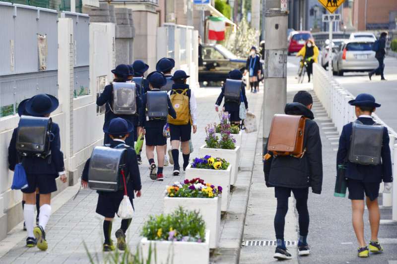 日本小學生。（美聯社）