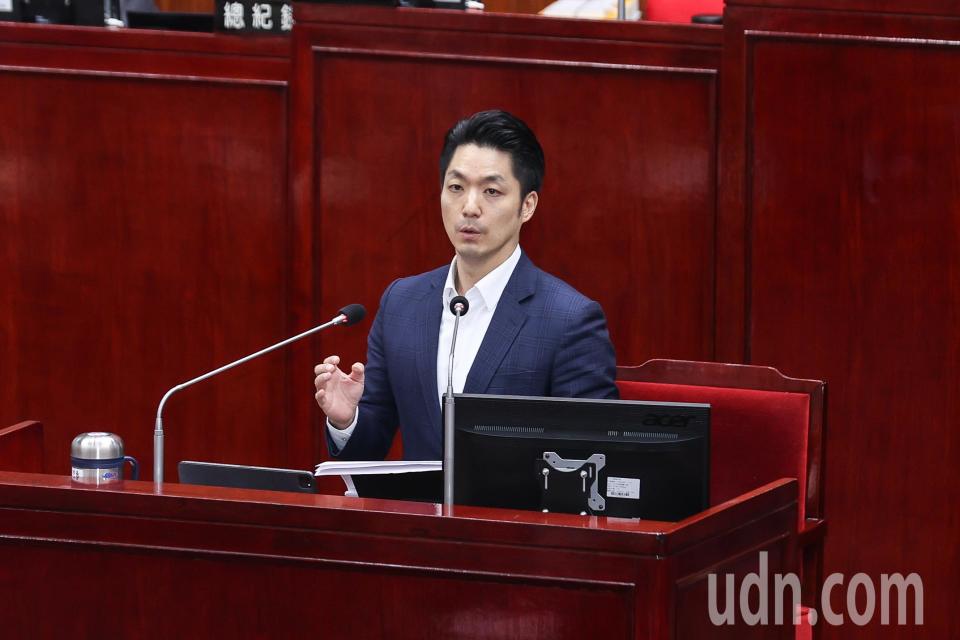 台北市議會下午進行市長施政報告，蔣萬安上台進行報告。記者曾原信／攝影