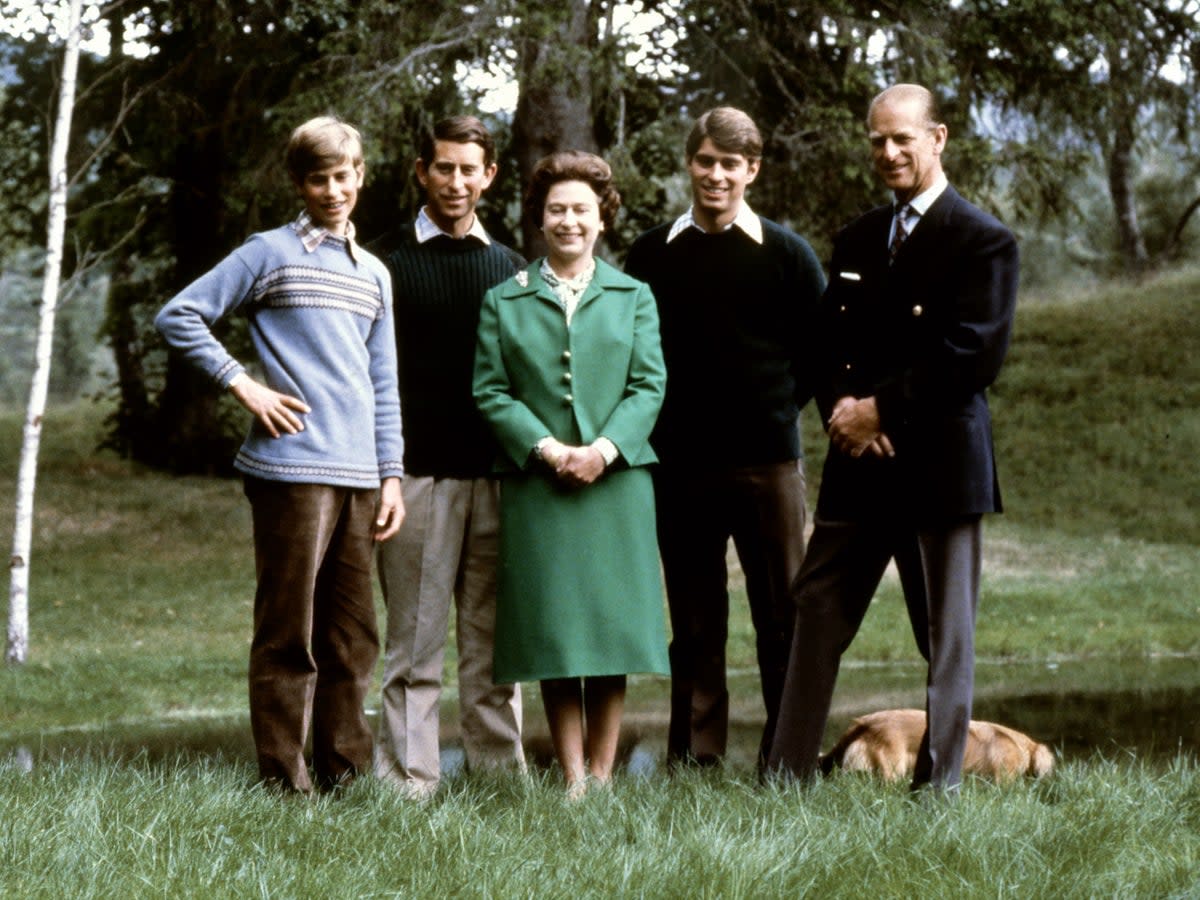 (L-R) Prince Edward, Prince Charles, the Queen, Prince Andrew and Prince Philip with one of their corgis in 1979 (AFP via Getty)