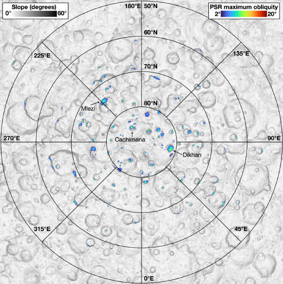 根據全球SPG形狀模型，顯示穀神星北極區域的永久陰影區域（PSRs）。顏色表示在整個軌道中某個位置處於陰影的最大傾角。灰度圖表示地形坡度。圖中採用極地立體投影，半徑為470公里。（圖／《行星科學雜誌》）