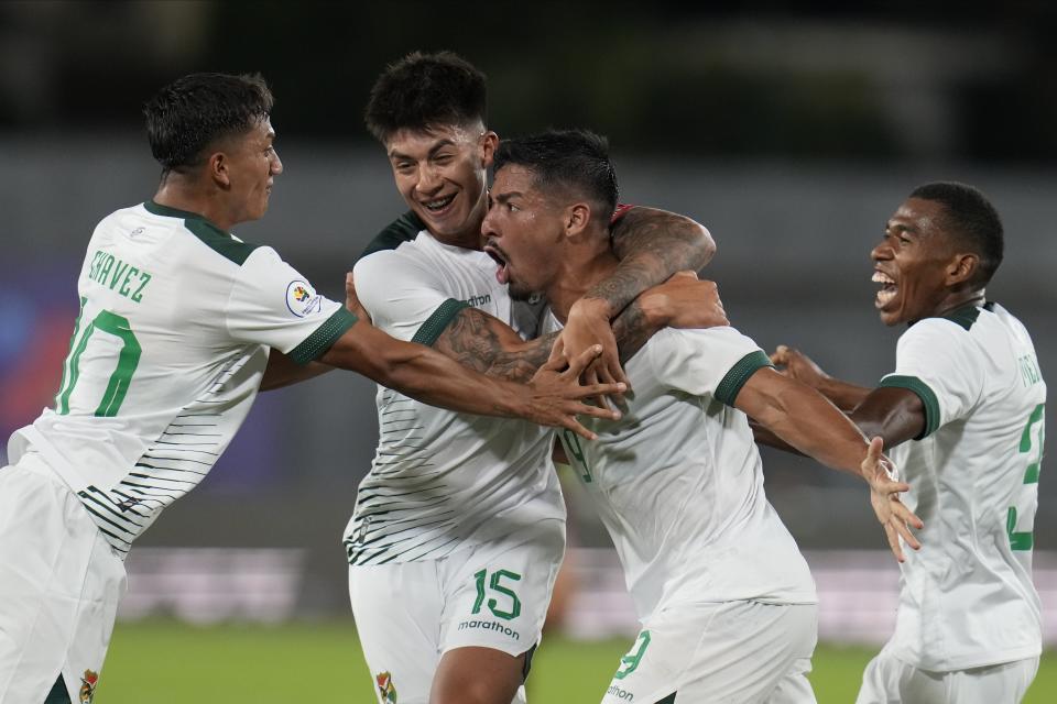 José Briceño (derecha), de la selección de Bolivia, recibe la felicitación de sus compañeros luego de anotar ante Venezuela en el Preolímpico Sudamericano, el sábado 20 de enero de 2024, en Carcas (AP Foto/Ariana Cubillos)