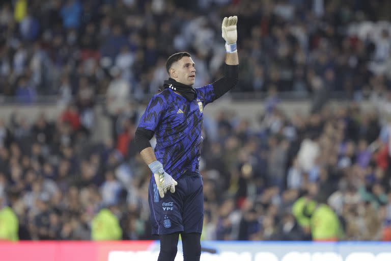 Al entrar al campo de juego para calentar, Martínez recibió una sonora ovación en el Monumental; 