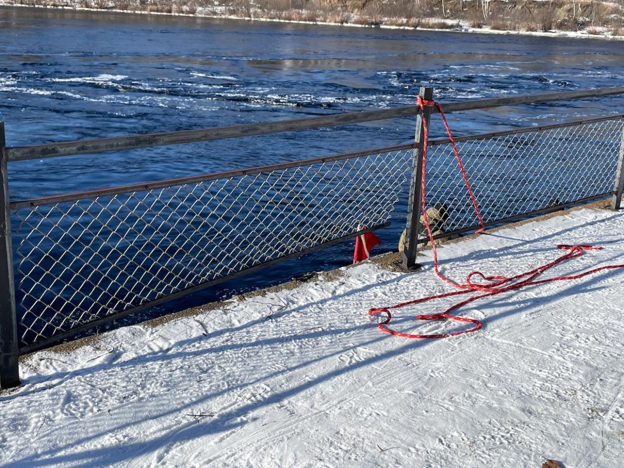 The four-year-old girl went through a fence while sledding and fell into the Mistassibi River in Dolbeau-Mistassini, Que., on Friday. (Kenza Chafik/Radio-Canada - image credit)