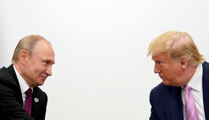 IMAGEN DE ARCHIVO. El entonces presidente de Estados Unidos Donald Trump y el mandatario ruso Vladimir Putin durante una reunión bilateral en medio de la cumbre de líderes del G-20 en Osaka, Japón