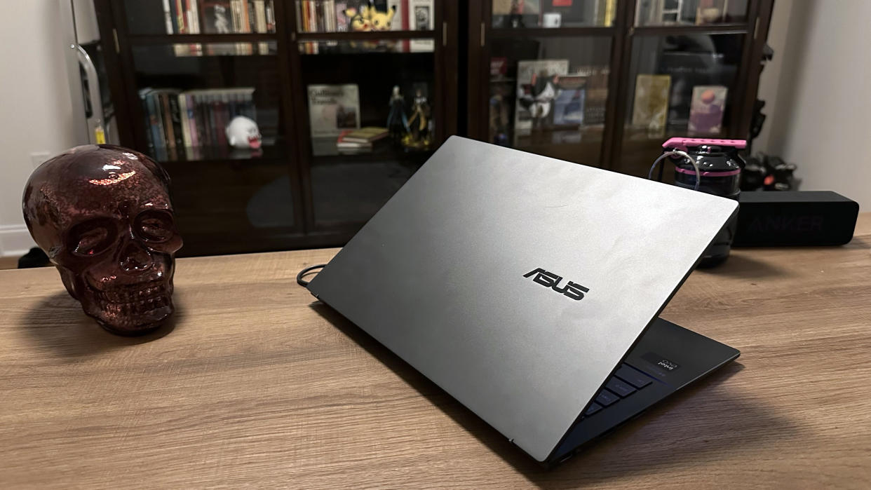  Asus Zenbook 14 OLED (Q425M). 