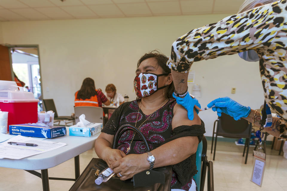 Anna Aguilar, miembro de la comunidad maya guatemalteca en Lake Worth, Florida, recibe la vacuna contra el COVID-19, el 24 de abril de 2021. (Saul Martinez/The New York Times)