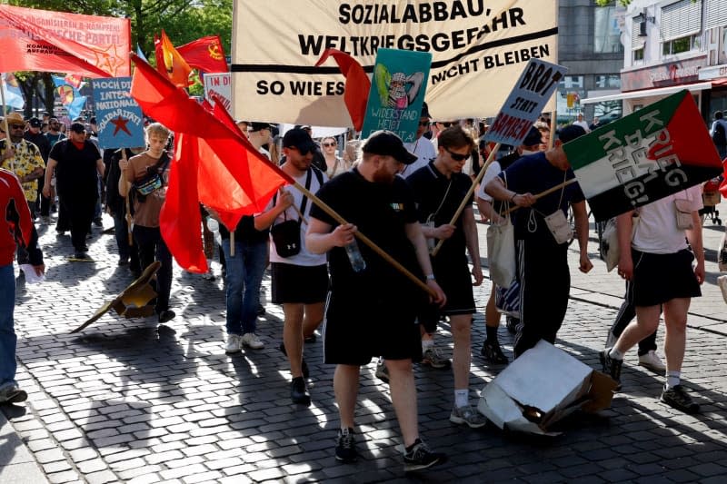 People hold a poster in the style of the Palestinian flag with the slogan "War on war". Under the slogan "War, crisis, capitalism - it must not stay as it is" during the "Revolutionary May 1st demo" demonstration organized by the Roter Aufbau (Red Reconstruction). Axel Heimken/dpa
