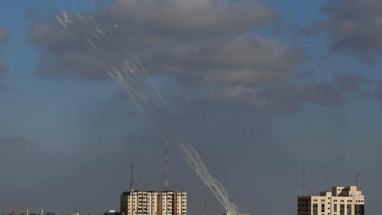Raketen werden aus dem Gazastreifen auf Israel abgefeuert (Foto vom Montag).