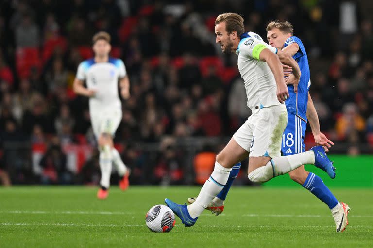 Kane cubre la pelota ante la marca de Barella