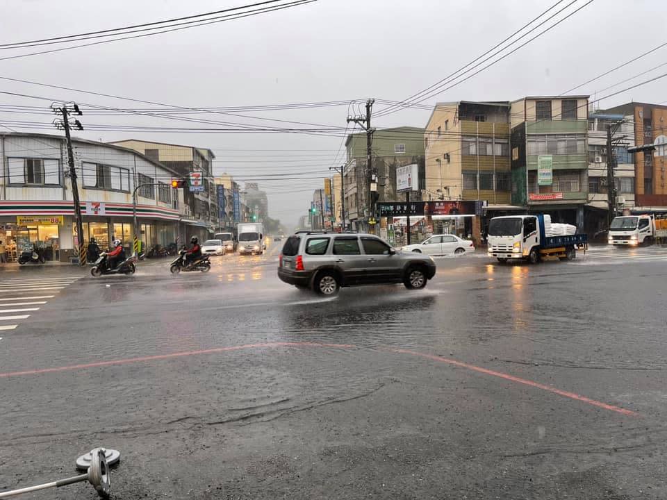 高雄「雷雨彈狂轟」響國家警報！直擊高雄淹水路段　2縣市大雨特報