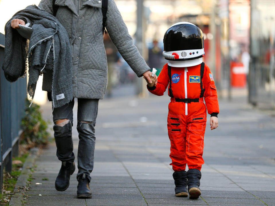 <p>Alaaf! Für die Weiberfastnacht in Köln hat sich dieses Kind als Astronaut verkleidet. (Bild: REUTERS/Thilo Schmuelgen) </p>