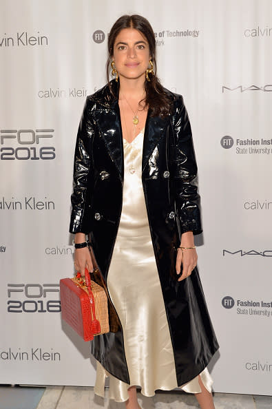 Gabardinas en charol. Otro must de la temporada. Inspírate en la bloguera de moda Leandra Medine, quien combinó este básico con un ligero vestido de seda. Un look muy trendy. - Foto: Slaven Vlasic/Getty Images for FIT