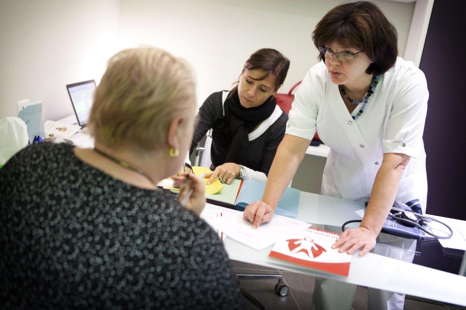 A nutritionist talks with a patient at an obesity clinic in Mulhouse, France. <a href="https://www.gettyimages.com/detail/news-photo/reportage-in-the-obesity-clinic-in-mulhouse-france-news-photo/481681619?adppopup=true" rel="nofollow noopener" target="_blank" data-ylk="slk:BSIP/Universal Images Group via Getty Images;elm:context_link;itc:0;sec:content-canvas" class="link ">BSIP/Universal Images Group via Getty Images</a>