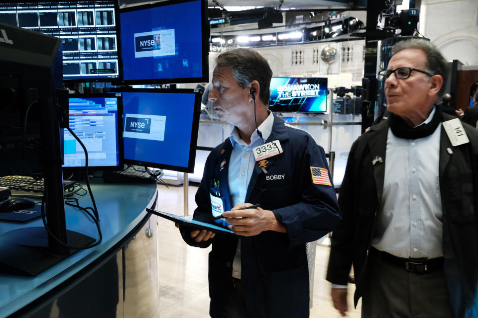 NEW YORK, NY - 23 MAI : les commerçants travaillent sur le parquet de la Bourse de New York (NYSE) le 23 mai 2022 à New York.  Après une semaine de fortes pertes, les marchés ont progressé lundi matin.  (Photo de Spencer Platt/Getty Images)