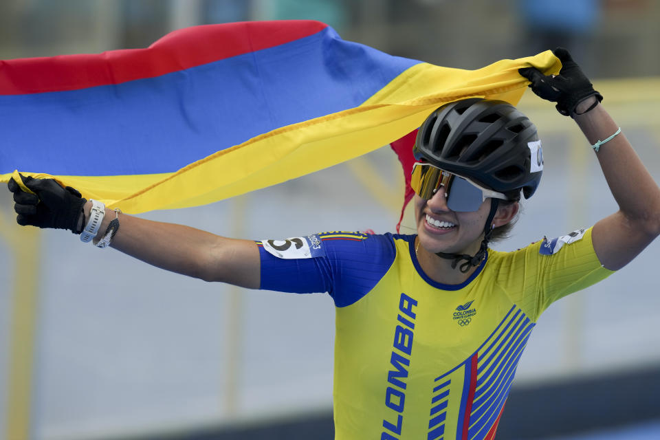 Fabriana Arias de Colombia celebra tras obtener la medalla de oro de patinaje de velocidad en la final de los 10.000 metros eliminación en los Juegos Panamericanos de Santiago, Chile, sábado 5 de noviembre de 2023. (AP Foto/Dolores Ochoa)