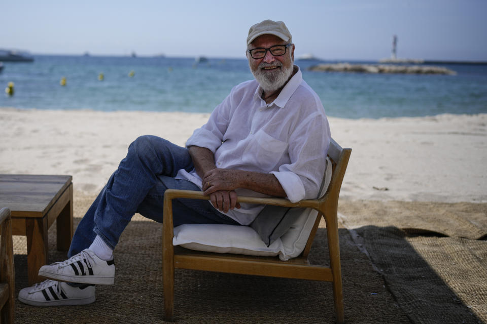 Rob Reiner posa con motivo de la función de aniversario de su película "This is Spinal Tap" en la 75ta edición del Festival Internacional de Cine de Cannes, el miércoles 18 de mayo de 2022 en Cannes, Francia. (Foto AP/Daniel Cole)