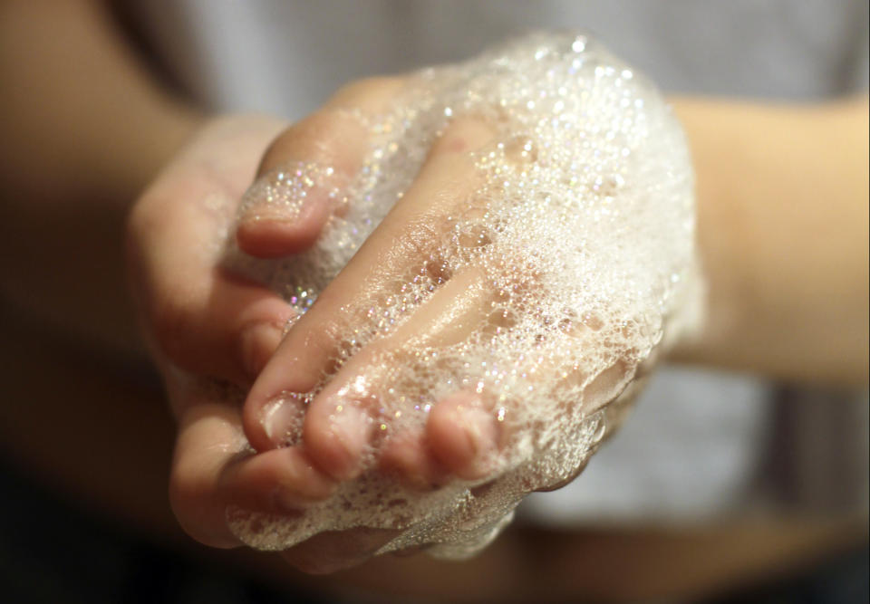 Händewaschen mit Seife ist effektiver als Desinfektionsmittel zu nutzen. Foto: Symbolbild / gettyimages / Isabel Pavia