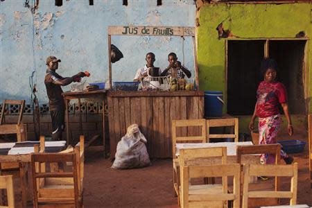 Fruit juice vendors prepare a drink in Bangui, Central African Republic, November 27, 2013. REUTERS/Joe Penney