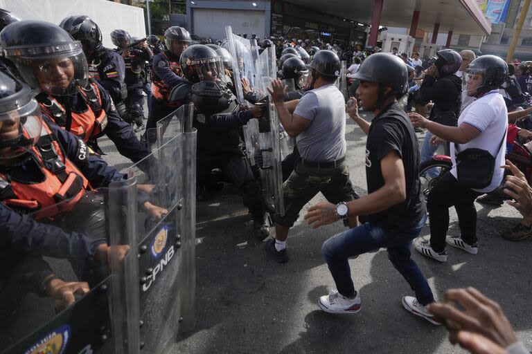 Choque entre manifestantes y la policía en Caracas.