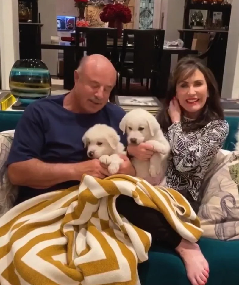 dr phil and robin mcgraw living room with dogs