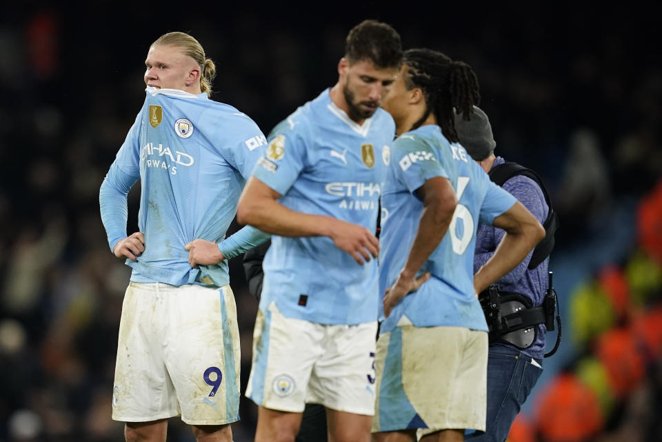 Erling Haaland parado en el campo tras el encuentro del Manchester City ante el Chelsea en la Liga Premier el sábado 17 de febrero del 2024. (AP Foto/Dave Thompson)