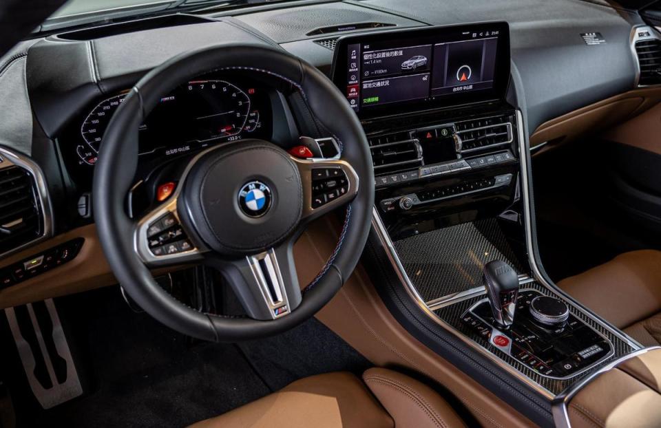BMW M8全新升級12.3吋中控觸控螢幕。