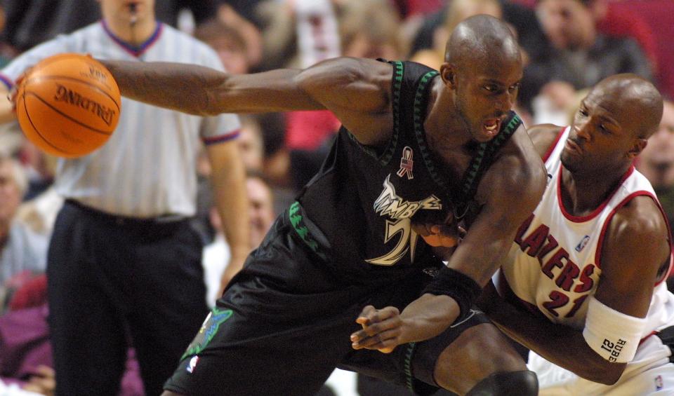 一代狼王Kevin Garnett（持球者）曾帶給明尼蘇達灰狼一段美好時光。（AFP via Getty Images）