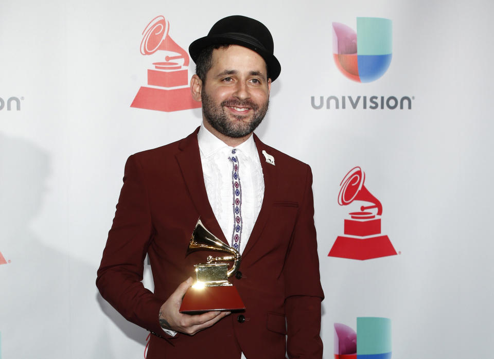 ARCHIVO - En esta fotografái del 16 de noviembre de 2017 Eduardo Cabra posa en la sala de prensa con el premio a productor del año en la 18a entrega anual del Latin Grammy en Las Vegas. Cabra presenta su EP "Cabra" lanzado el 31 de mayo. (Foto Eric Jamison/Invision/AP, archivo)