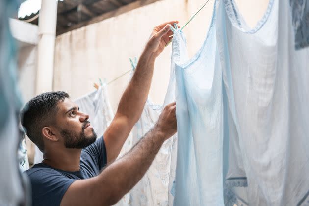 Plus de la moitié des Françaises (57%) estiment en faire plus à la maison que leurs partenaires. (Photo: Pollyana Ventura via Getty Images)