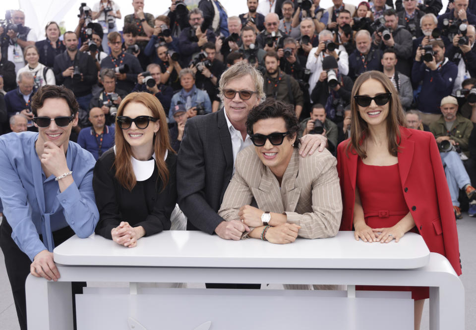 Cory Michael Smith, de izquierda a derecha, Julianne Moore, el director Todd Haynes, Charles Melton y Natalie Portman posan para los fotógrafos en la sesión fotográfica de la película 'May December' en el 76º festival internacional de cine de Cannes, sur de Francia, el domingo 21 de mayo de 2019. 2023. (Foto Vianney Le Caer/Invision/AP)