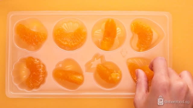 Placing the pulp in the mould 