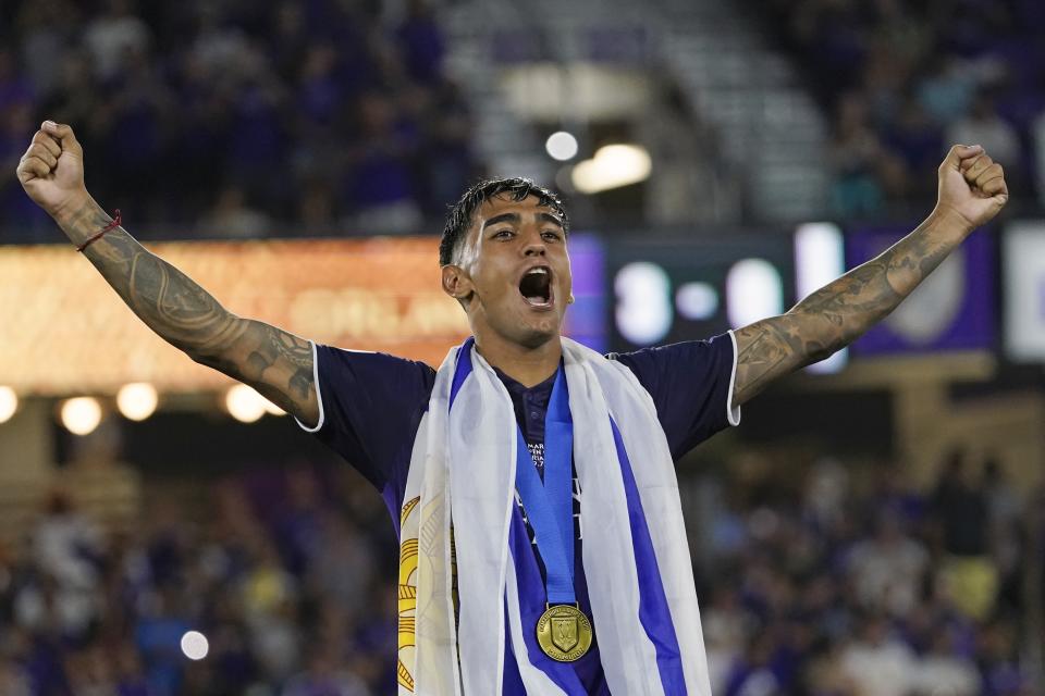 Facundo Torres świętuje w Orlando City na oczach publiczności po tym, jak Orlando City pokonało Sacramento Republic w meczu finałowym US Open Cup w piłce nożnej w środę, 7 września 2022 r., Orlando na Florydzie (AP Photo / John Raoux)