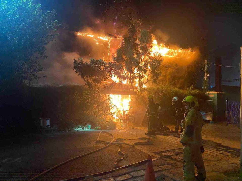 嘉義市北興街百年老木屋28日晚間發生火警，火勢相當猛烈。   圖：嘉義市消防局/提供