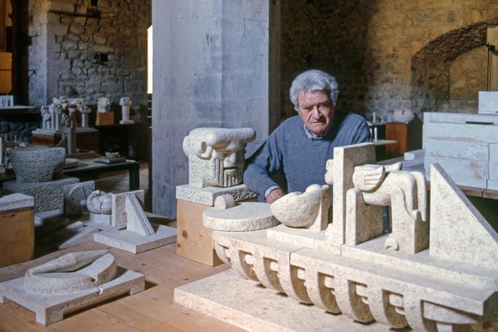 El escultor Pietro Cascella 