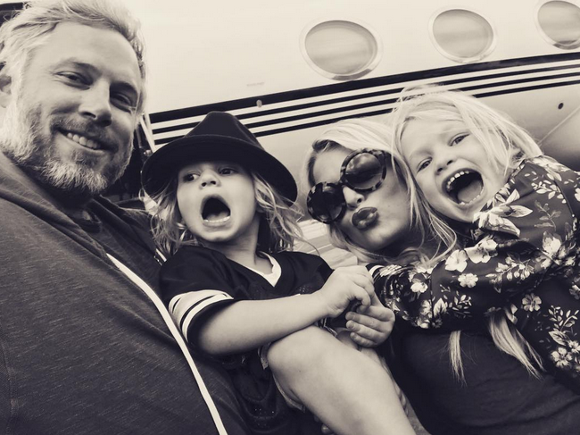 <p>Jessica Simpson packed up her “Travel Buddies,” hubby, Eric Johnson, and kids Ace and Maxwell, and posed for a silly snap before getting on board. (Photo:<a rel="nofollow noopener" href="https://www.instagram.com/p/BLmsdmrD3t8/?taken-by=jessicasimpson" target="_blank" data-ylk="slk:Jessica Simpson via Instagram;elm:context_link;itc:0;sec:content-canvas" class="link ">Jessica Simpson via Instagram</a>) </p>