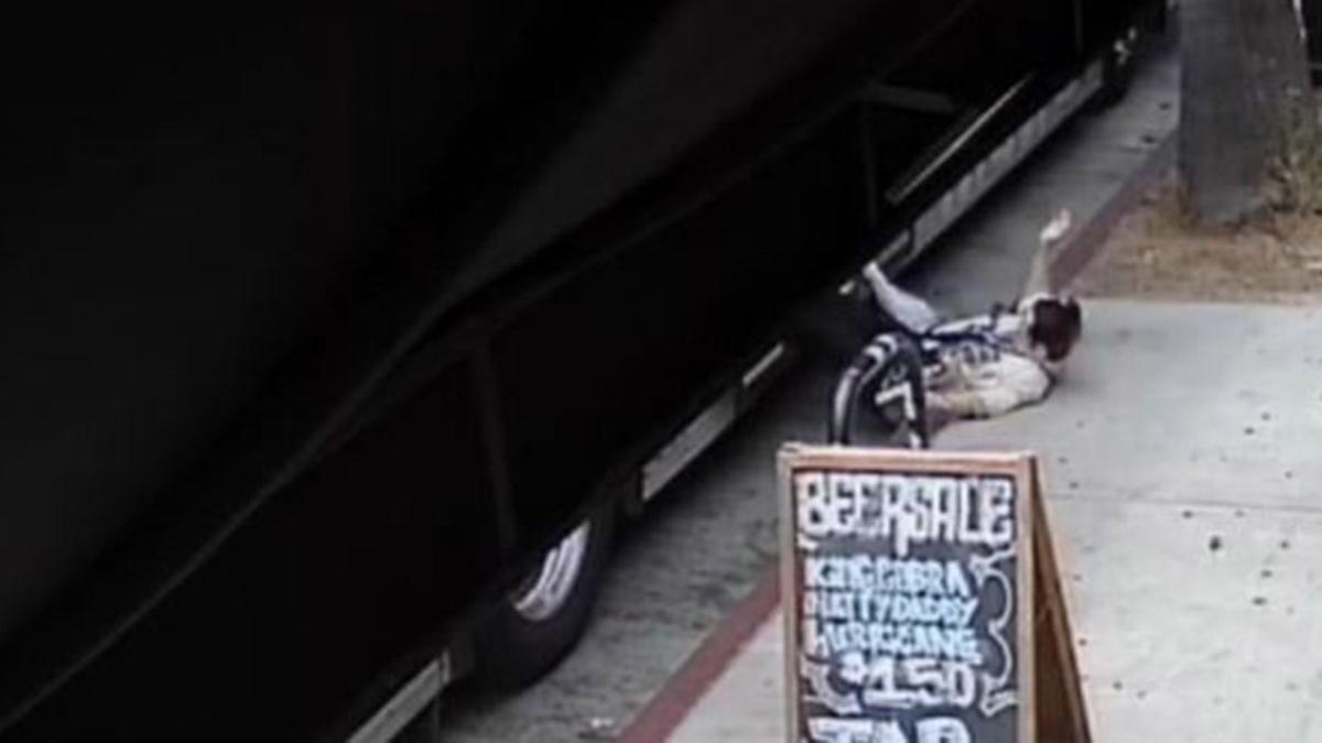 84-годишната баба се свлече на земята, след като се предполага, че е била нападната в автобус в Лос Анджелис, видео показва