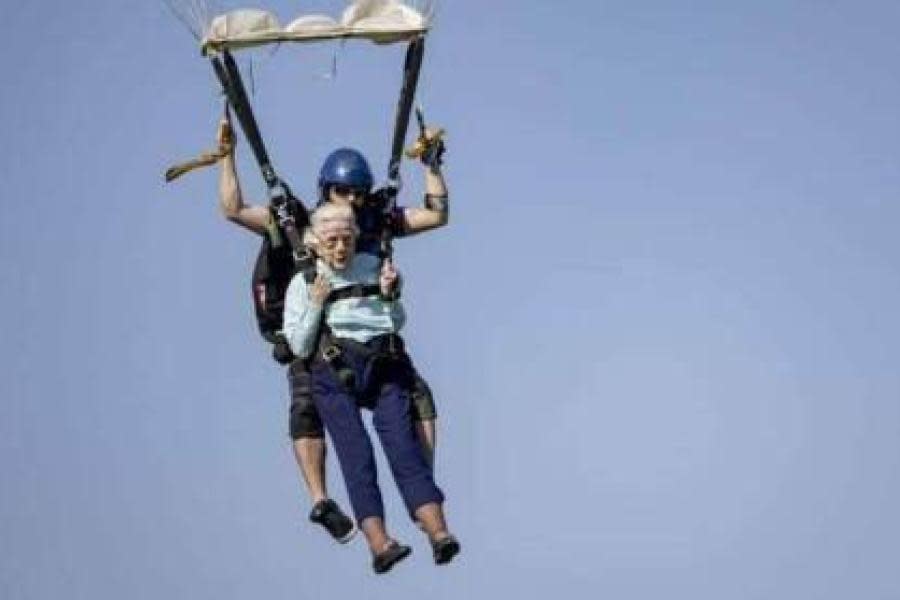 Mujer de 104 años muere tras romper récord al lanzarse de paracaídas 