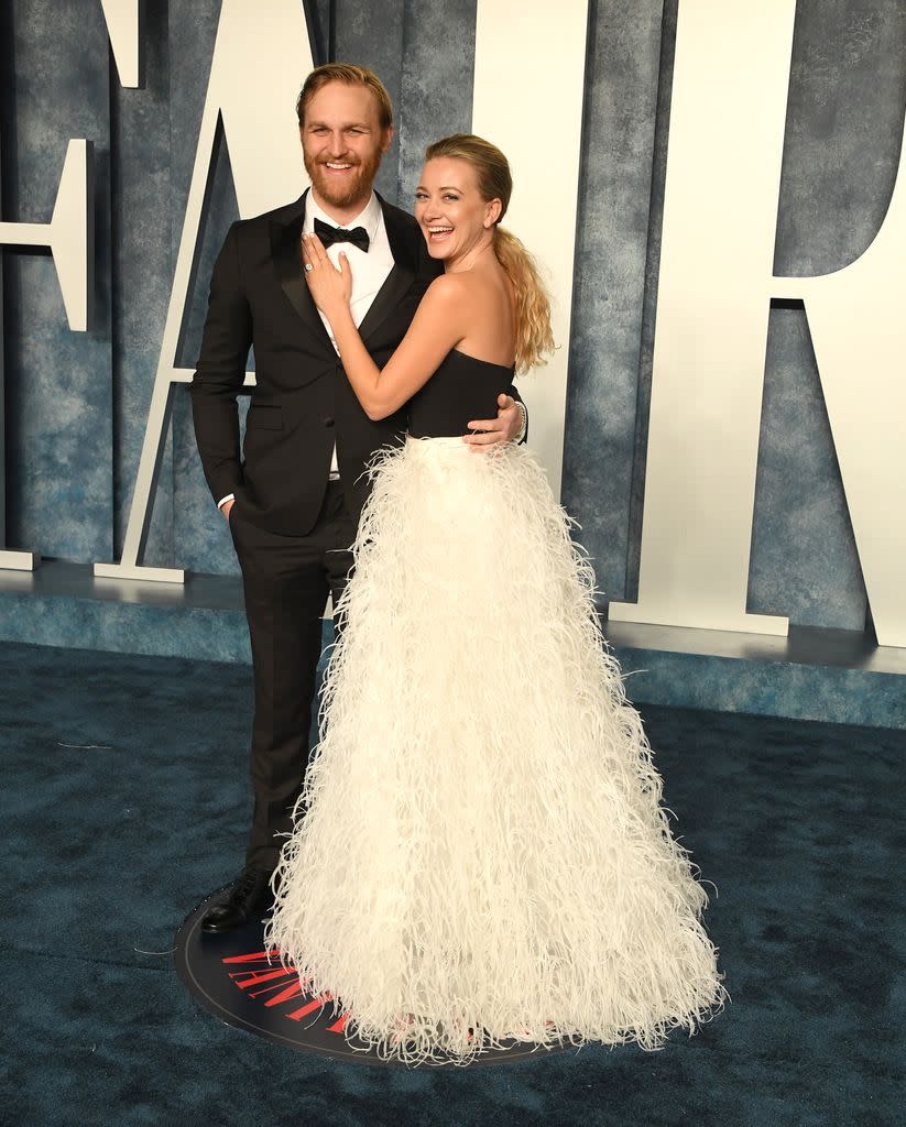 wyatt russell meredith hagner hugging vanity fair oscars aprty 2023