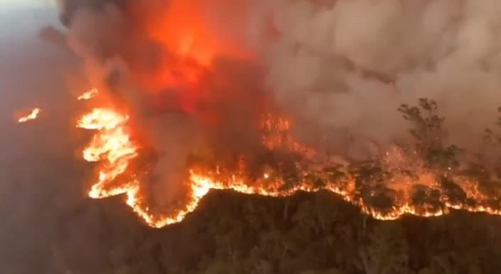 澳洲野火持續燒了4個多月，儘管降雨但不足以撲滅火勢。（圖／翻攝自IG Country Fire Authority、NSW Rural Fire Service）
